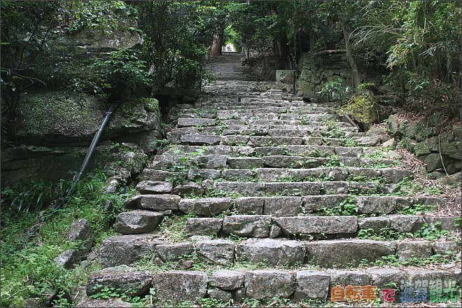 キレイに整備された長命寺の階段