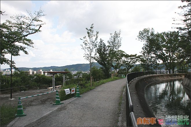 琵琶湖疏水から見える山科の街並み