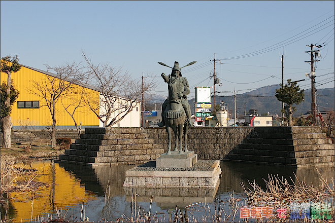 甲良町の高虎の銅像と水路