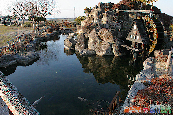 桂城の滝の水車と鯉