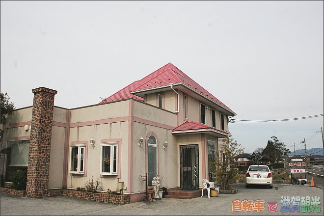 東近江市上南町のCaferest赤い屋根の外観