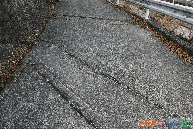 三重県側のコンクリート道