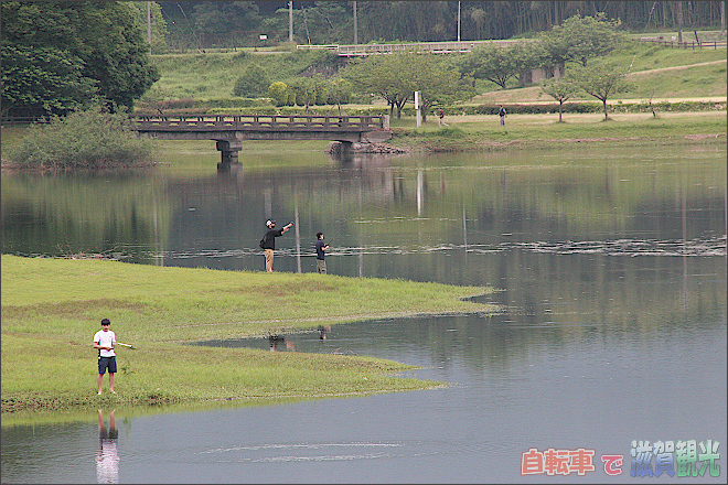 日野川ダムで釣りをする人々