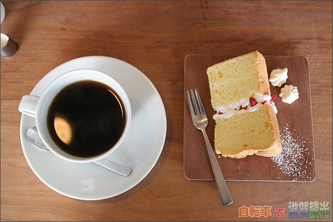 甲賀市甲南町のカフェマンマミーアのコーヒー（左）