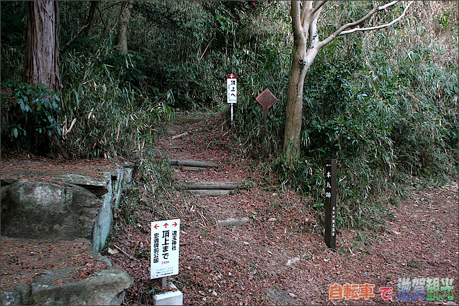 稲荷神社横の古城山登り口