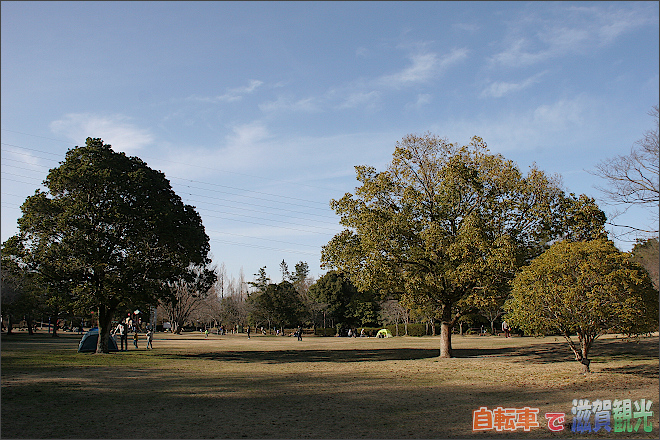 草津市ロクハ公園の多目的広場