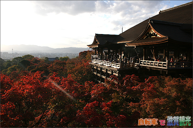 京都清水寺と秋の紅葉