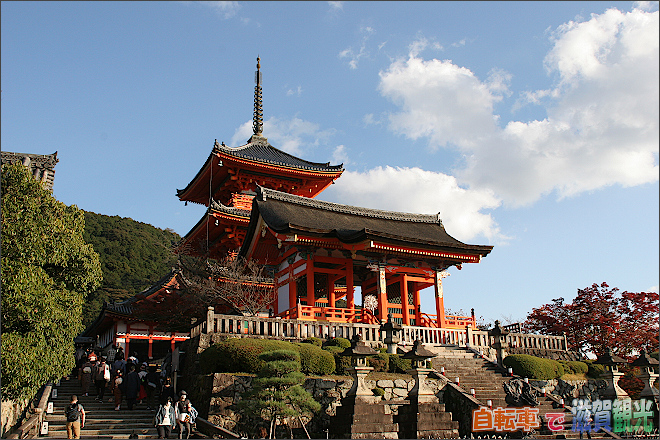 京都清水寺の西門と三重塔