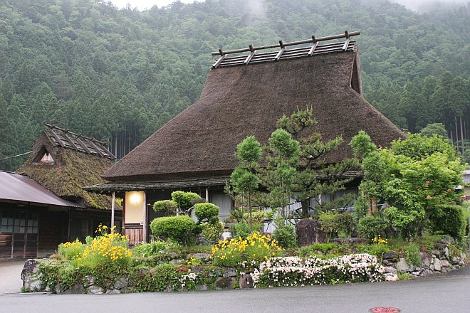京都府美山の立派な茅葺の家