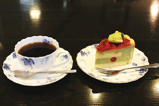 近江八幡のアンデケン本店のコーヒーとケーキ