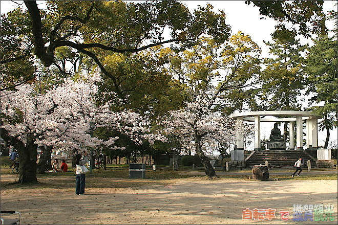 広場と謎の像と桜