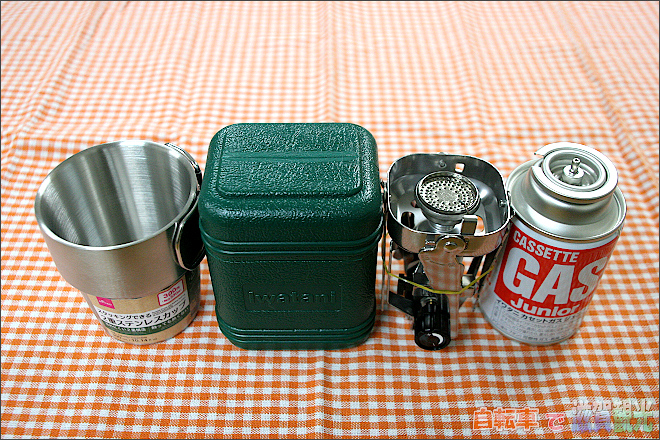 Iwataniカセットガスジュニアコンパクトバーナーとガスとマグカップ