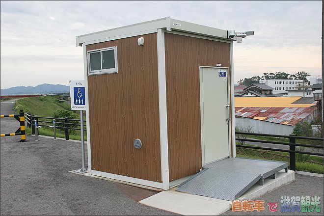 野洲川堤防上に設置されたトイレ